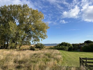 Unsere Liegewiese mit Steg und Boot