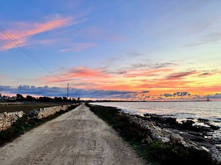Der Weg zum Haus führt direkt am Meer entlang.