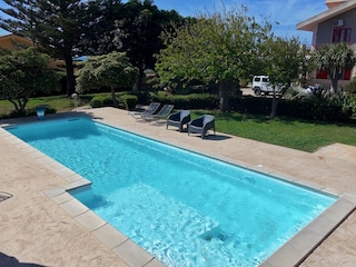 Großer Garten mit Salzwasser-Pool.