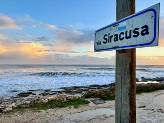 Der Weg zum Haus führt am Meer entlang.