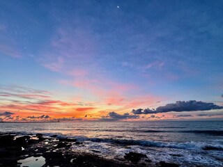 Wundervolle Sonnenaufgänge über dem Meer.