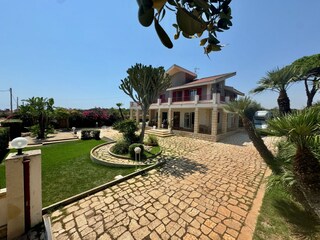 Ausreichend Parkplätze.