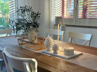 großer Esszimmertisch mit Meerblick