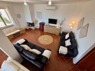 Geräumiges Wohnzimmer mit 2 Schlafsofas.