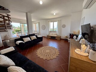 Geräumiges Wohnzimmer