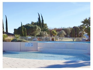 Großer Pool & Tennisplätze