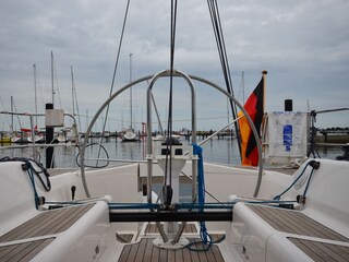 Yachthafen Burgtiefe, hinter dem Haus