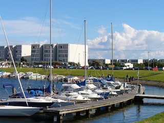 Yachthafen Burgtiefe, hinter dem Haus