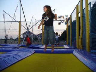 Trampolinspaß an der Südstrand-Promenade