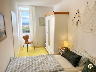 Maritimes Schlafzimmer mit Meerblick