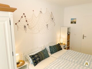 Maritimes Schlafzimmer mit Meerblick