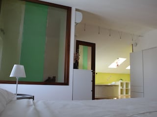 Open-Space-Zimmer mit Badezimmer