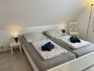 Schlafzimmer 1