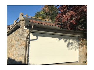 großzügiger Parkplatz / Garage direkt am Haus