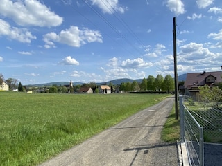 Blick auf Ort und Gebirge