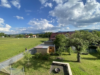 Blick aus dem Fenster auf den Garten , Ort und Gebirge