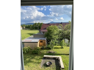 Lauscheblick aus dem Fenster