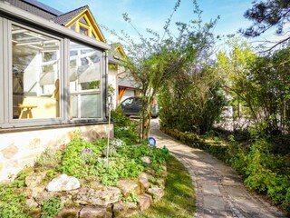 Garten mit Treppen zur Ferienwohnung