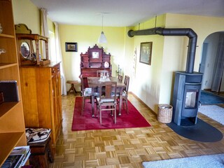 Essbereich im Wohnbereich mit Kamin