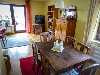 Essbereich im Wohnraum mit TV