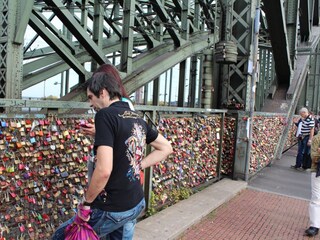 Liebesgrüße auf der Brücke - Köln