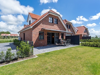 Außenansicht mit Garten, Beispielbild baugleiches Haus