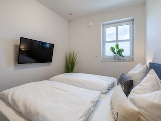 Schlafzimmer im EG mit TV, Beispielbild baugleiches Hau