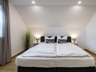 2. Schlafzimmer mit Boxspringbett, Beispielbild