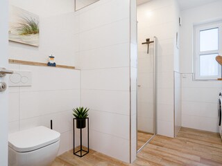 Badezimmer mit ebenerdiger Dusche im Erdgeschoss