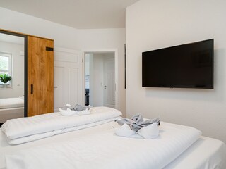 Schlafzimmer im Erdgeschoss mit TV