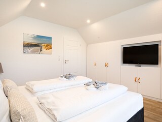 zweites Schlafzimmer mit TV im Obergeschoss