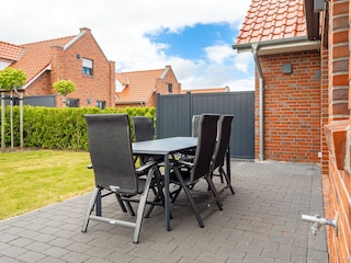 große Terrasse mit Markise