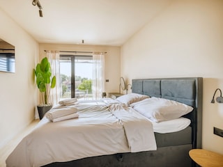 Schlafzimmer 1 mit eigenem Badezimmer und Terrasse