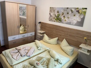 Mit großem Kleiderschrank