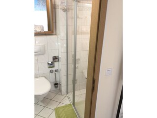 Ebenerdige große Dusche