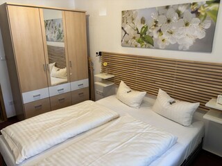 Schönes Schlafzimmer mit großem Kleiderschrank