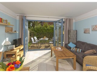 Wohnbereich mit Sofa und Blick zur Terrasse