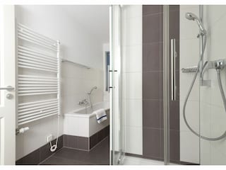 Badezimmer mit Badewanne und Dusche