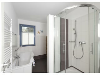 Badezimmer mit Badewanne und Dusche