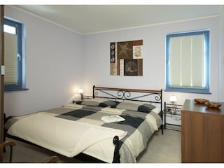 Schlafzimmer mit Doppelbett