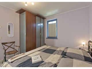 Schlafzimmer mit Doppelbett und Kleiderschrank