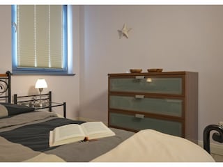 Schlafzimmer mit Doppelbett und Kommode
