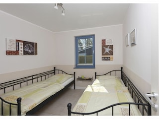 Schlafzimmer mit zwei Einzelbetten