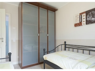 Schlafzimmer mit Einzelbetten und Kleiderschrank