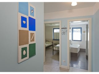 Blick in Schlafzimmer und Badezimmer