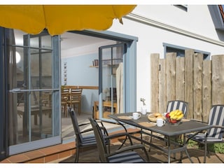 Terrasse mit Tisch und Bestuhlung