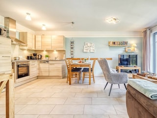 Wohnbereich mit Essecke und Küchenzeile