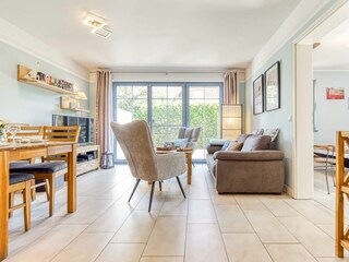 Blick in den Wohnbereich und Schlafzimmer