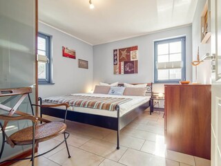 Schlafzimmer mit Doppelbett