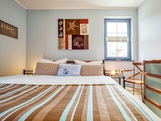 Schlafzimmer mit Doppelbett und Kommode